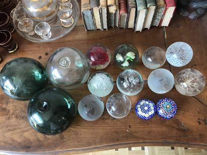 null Lot de petits globes en verre, presse papier, dont Murano