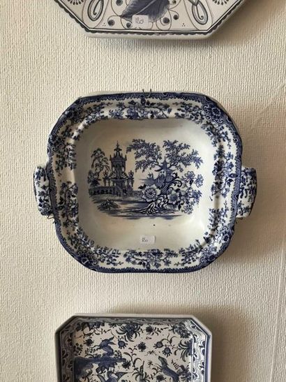 null Foreign earthenware batch, blue decoration on white background, of different...