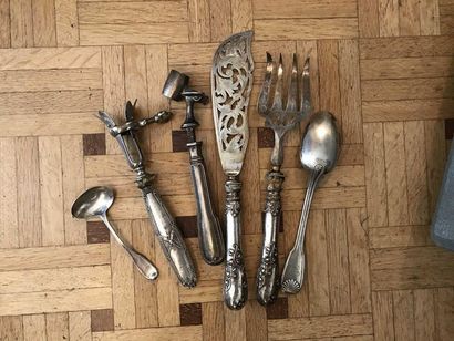 null Silver and silver filled lot including two leg of lamb handles, a fish shovel,...
