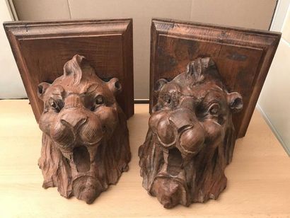 null Pair of carved wooden saddles with lion heads. Height : 24 Seat : 22,5 x 23...