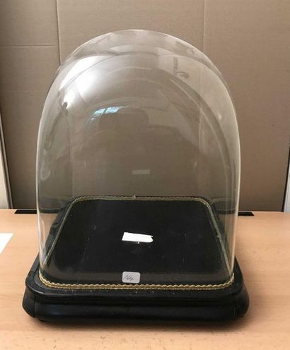 null Glass globe, square base in blackened wood Height: 38 cm Base: 29 x 29 cm