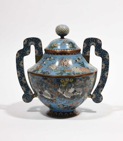 null JAPAN - MEIJI Period (1868 - 1912) Covered pot with two handles in copper and...