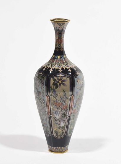 null JAPAN - MEIJI Period (1868 - 1912)

Small hexagonal vase in gilt and silver-plated...