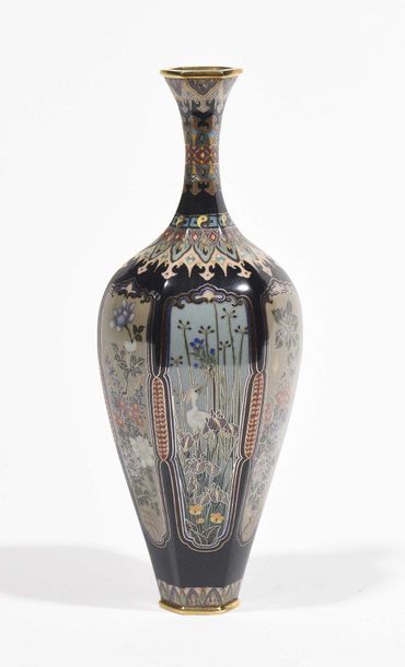 null JAPAN - MEIJI Period (1868 - 1912)

Small hexagonal vase in gilt and silver-plated...