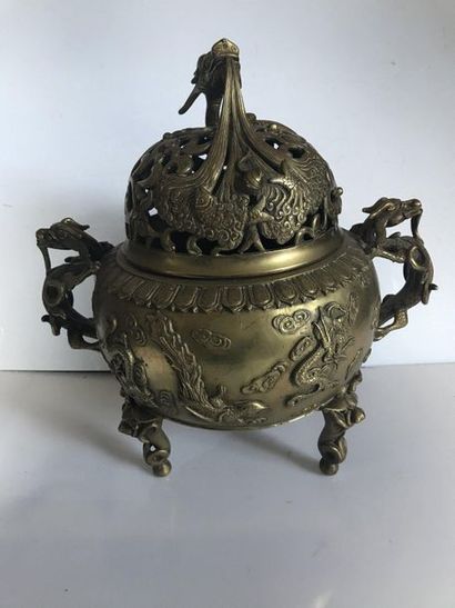 null 182 CHINE Grand brûle-parfum en bronze doré à décor de dragons, il repose sur...