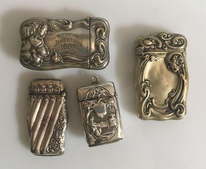 null Four silver matchboxes with art nouveau decor.

93.8 grs