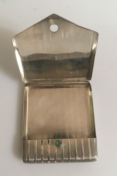 null Cigarette box made of silver and decorated with a green stone.

Pb: 25.9 gr...
