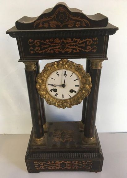 null Portico clock in light wood marquetry. Enamelled dial.

Restoration period.