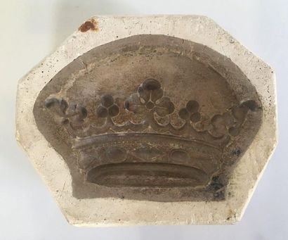 null Moule en plâtre à décor d'une couronne

6.5x18.5x14cm