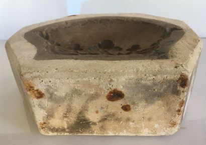 null Plaster mould with a crown decoration

6.5x18.5x14cm