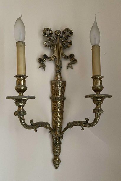 null Applique en bronze doré à deux bras de lumière Style Louis XVI
