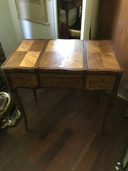 null Dressing table in wood and marquetry, opening by three flaps, two drawers and...