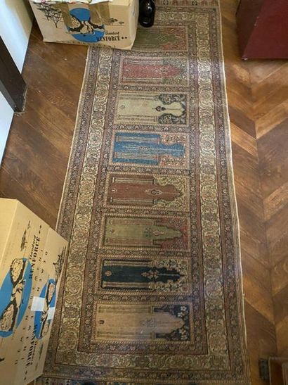 null Gallery carpet with mihrab decoration (Usures)