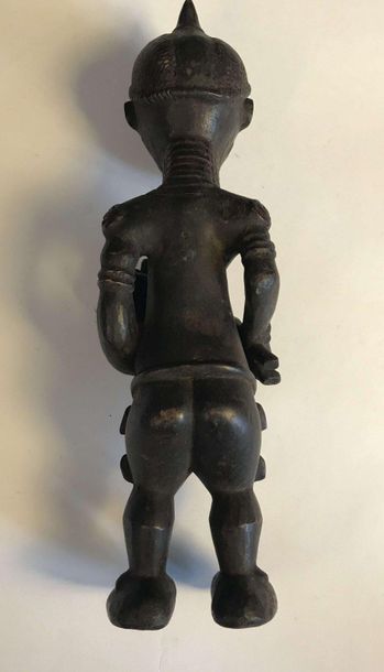 null ANGOLA. Style Bembe Statuette en bois patiné brun représentant un personnage...