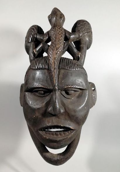 null Afrique. Très beau masque Bamiléké (Cameroun) surmonté d’une importante coiffe...