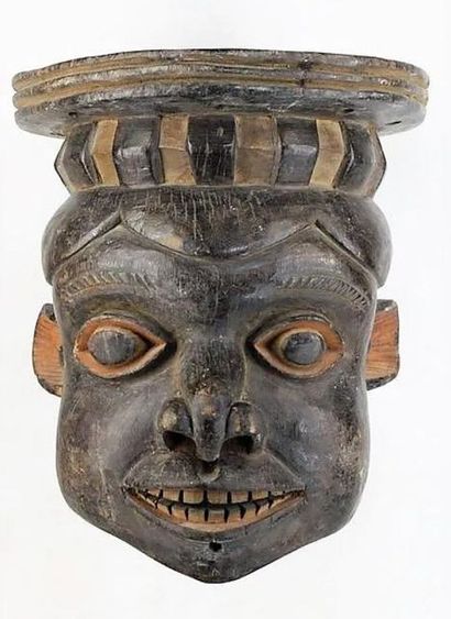 null Afrique. Cameroun. Rare masque polychrome Bamiléké. Hauteur environ 30cm.