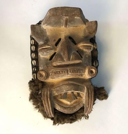 null CÔTE D’IVOIRE. Style Guéré Masque en bois, raffia et cauri Haut. : 29cm