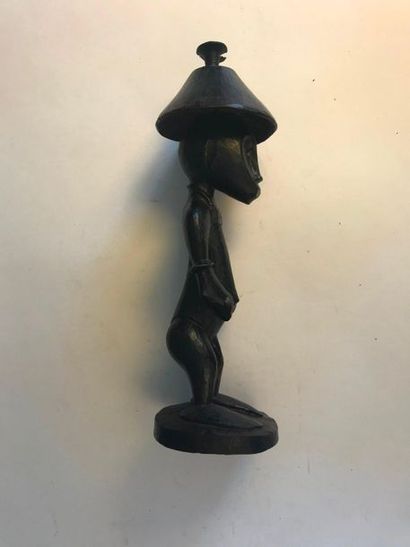 null CÔTE D’IVOIRE. Style Sénoufo Statuette d’homme au chapeau en bois à patine sombre....