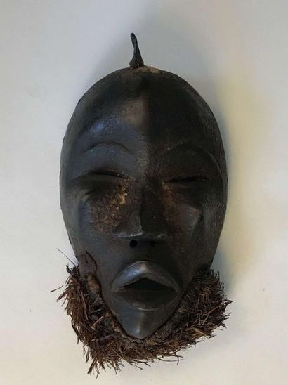 null CÔTE D’IVOIRE. Style Dan Masque en bois patiné et raffia. Haut. : 22cm