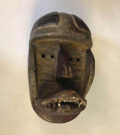 null CONGO. Style Dan Masque en bois avec bouche et dents, traces de polychromie....