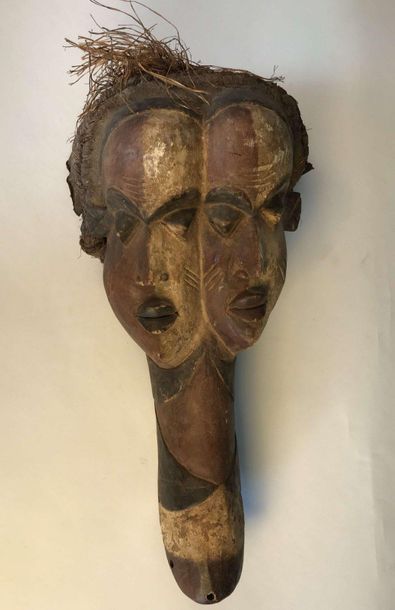 null ZAÏRE. Style Pende Masque Janus en bois polychrome et raffia Haut. : 53cm