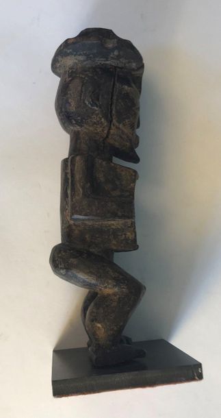 null CONGO. Style Téké Statuette reliquaire en bois patiné. Haut. : 28cm Fentes