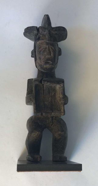 null CONGO. Style Téké Statuette reliquaire en bois patiné. Haut. : 28cm Fentes