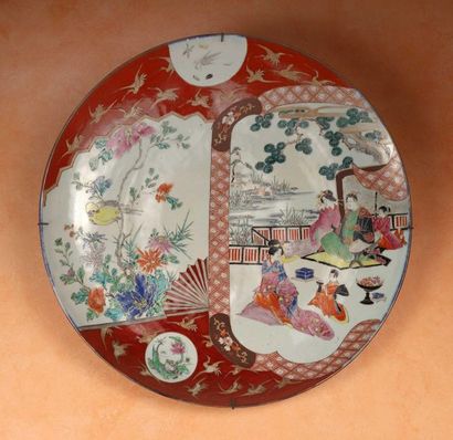 null 96 Japon Grand plat rond en porcelaine à décor polychrome de scènes de palais...