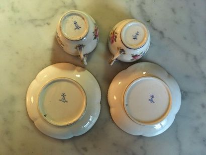 null 132 Sèvres Deux gobelets Hébert et leurs soucoupes en porcelaine tendre à décor...
