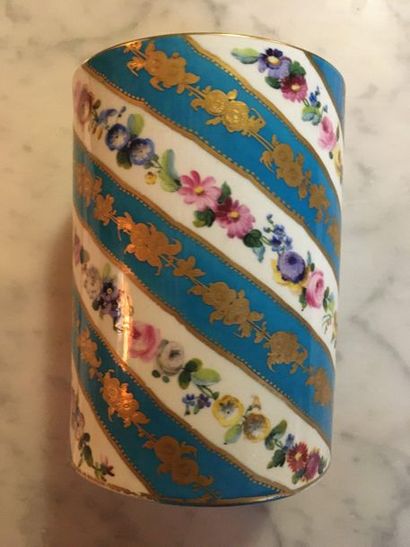 null 134 Sèvres (genre de) Pot cylindrique en porcelaine à décor polychrome de guirlandes...