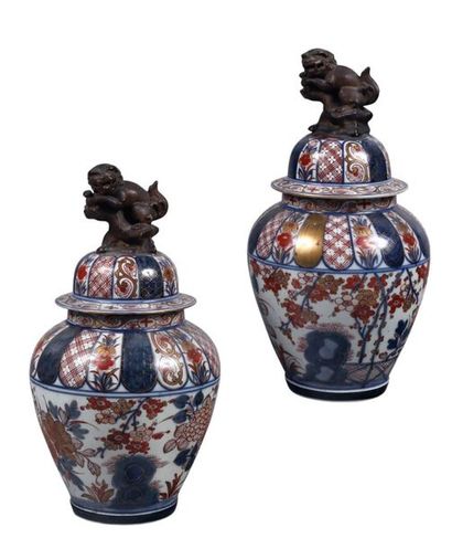 null 140 Samson Pair of covered porcelain vases with blue, red and gold decoration...
