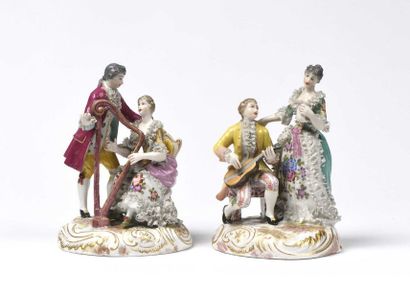 null 160 Paire de groupes de musiciens en porcelaine. Vers 1900. Marque sur les 2...