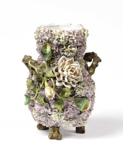 null 161 Vase en porcelaine richement garni d’un décor d’oeillets et de roses en...