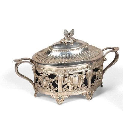 null 174 Covered sugar bowl with 950 thousandths silver handles, oval in shape, resting...