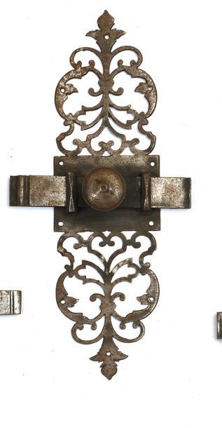 null 184 Très belle targette à platine découpée, XVIIIe siècle. Hauteur : 34 cm