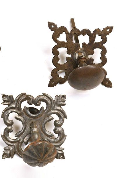 null 188 Deux boutons de porte sur platines découpées, XVIIIe siècle. Platines :...