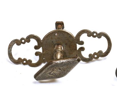 null 189 Deux boutons de porte sur platines découpées, XVIIIe siècle.