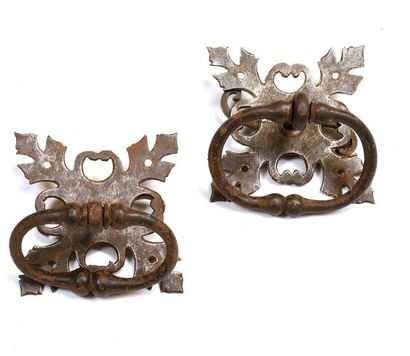 null 190 Pair of pull handles, in rings, on die-cut plates. 18th century. Width :...