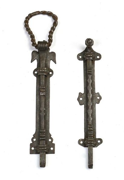 null 192 Two pull locks, twisted decoration. 19th century. Height : 32 and 25 cm