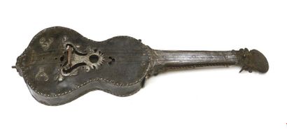 null 202 Wrought and repoussé iron guitar. Luthier's sign ? 18th century. Length...