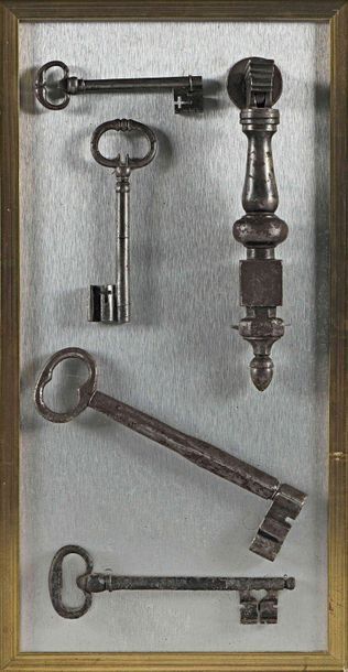 null 230 Panneau présentant quatre clefs XVII et XVIIIe siècle et un heurtoir en...
