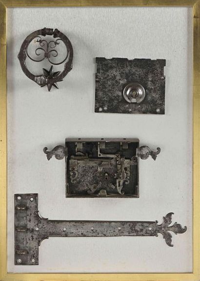 null 247 Panneau présentant quatre pièces de serrurerie, dont un heurtoir et une...