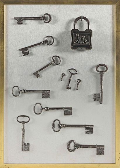 null 257 Panneau présentant douze clefs. France, XVII et XVIIIe siècles, et un cadenas...