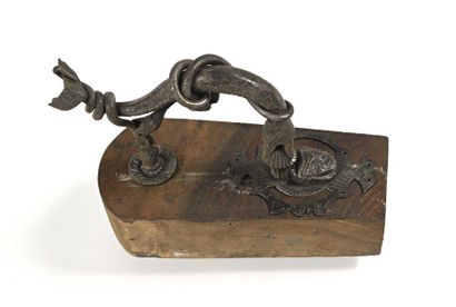 null 261 Heurtoir en fer forgé en forme de dauphin attaqué par un serpent. XIXe siècle....