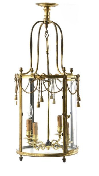 null 319 Lanterne de style Louis XVI en bronze à quatre lumières, guirlandes de perles....