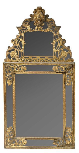 null 333 Important miroir à parecloses en bois doré à décor de feuillage et mascaron....