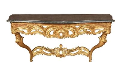 null 344 Imposante console en bois sculpté et doré de style Louis XV à décor de feuillage...