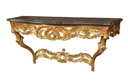 null 344 Imposante console en bois sculpté et doré de style Louis XV à décor de feuillage...