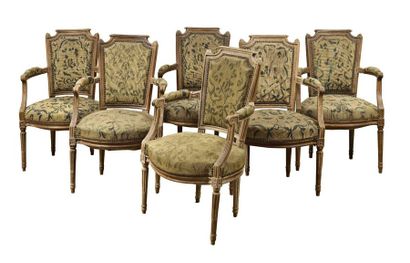 null 358 Suite de six fauteuils en bois naturel sculpté et mouluré, dossier chapeau...