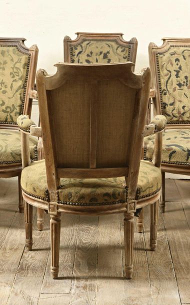 null 358 Suite de six fauteuils en bois naturel sculpté et mouluré, dossier chapeau...